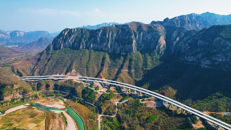 沿太行高速安陽段萬寶山大橋.jpg